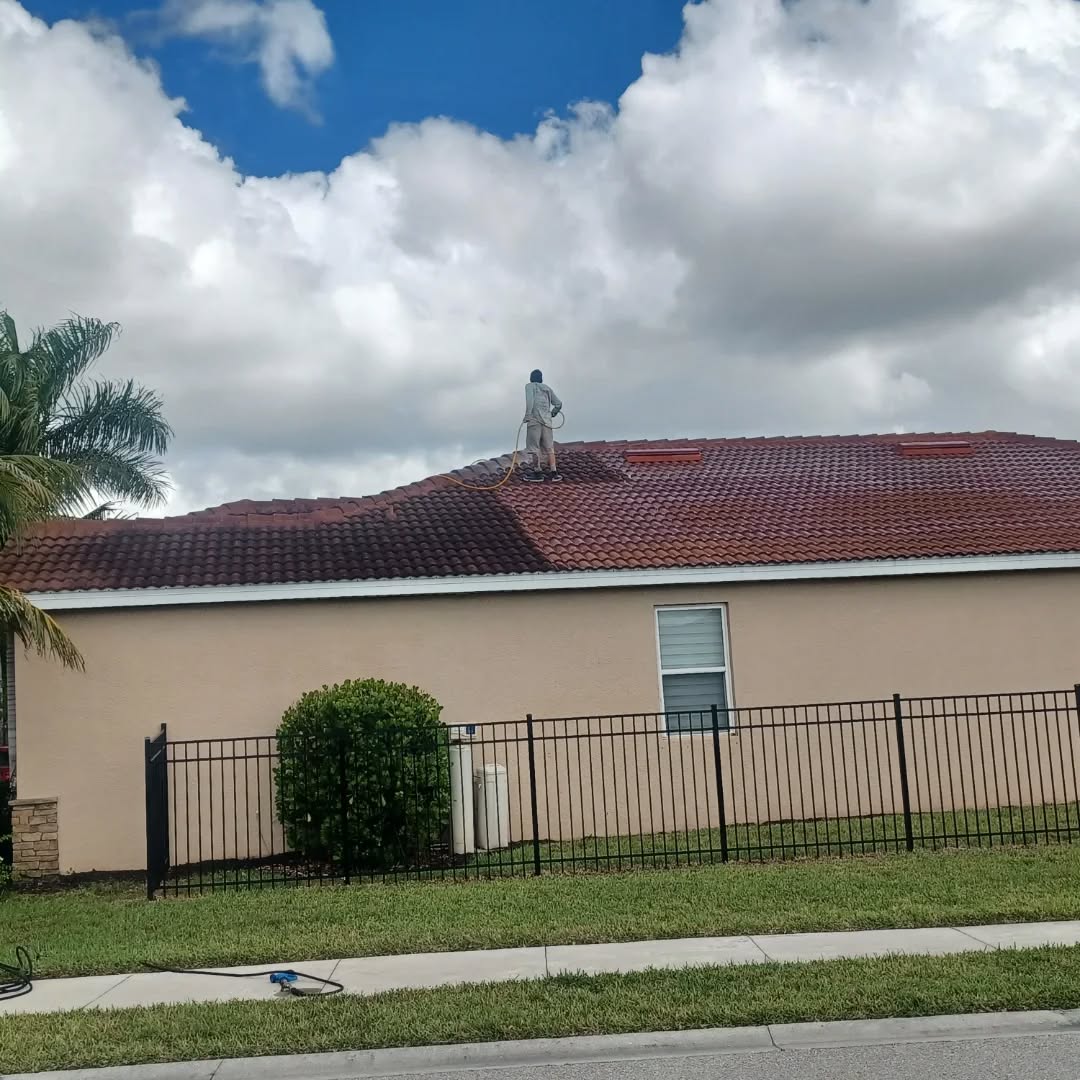 When Is the Best Time To Clean Roofs in Cape Coral?